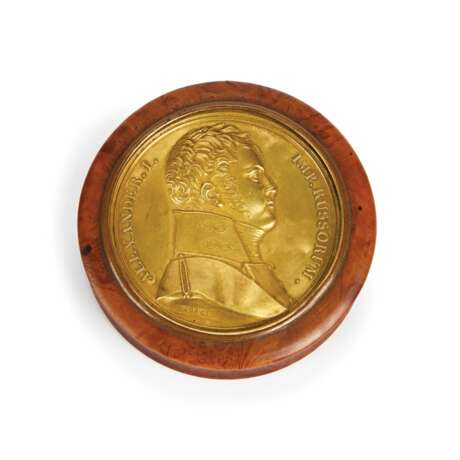 Snuff Box with Alexander I portrait Gold plated brass Empire 19th century - photo 1