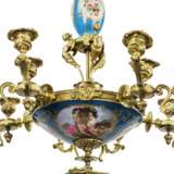 Lustre &agrave; 15 bougies de style Louis XVI. S&egrave;vres. Polychrome gilt Late 19th century - Foto 5
