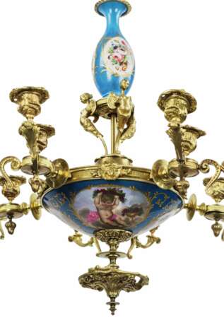 Lustre &agrave; 15 bougies de style Louis XVI. S&egrave;vres. Polychrome gilt Late 19th century - photo 5