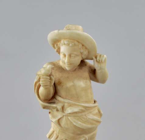 Figurine en ivoire sculpte dun gar&ccedil;on avec un oiseau des annees 1800. Os Rococo 19th century - photo 6