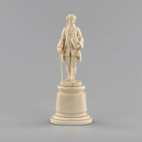Figure en ivoire dun gentleman coiffe dun bicorne. Elfenbein 19th century - Foto 1