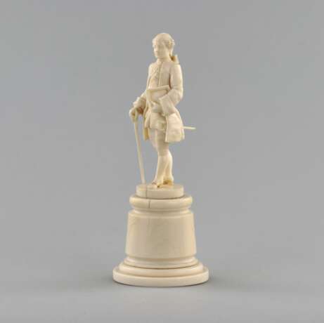 Ivory figure of a gentleman in a cocked hat. Ivory 19th century - photo 2