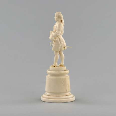 Figure en ivoire dun gentleman coiffe dun bicorne. Elfenbein 19th century - Foto 3