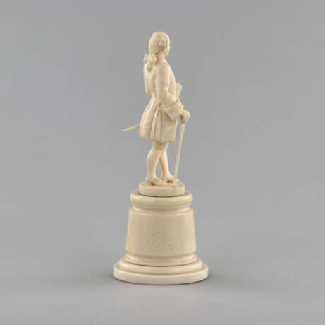 Figure en ivoire dun gentleman coiffe dun bicorne. Elfenbein 19th century - Foto 5