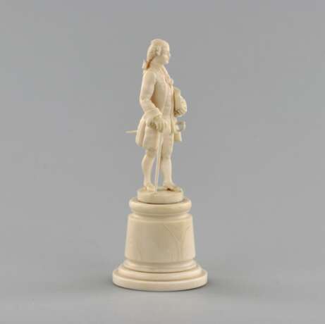 Ivory figure of a gentleman in a cocked hat. Ivory 19th century - photo 6