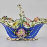 Vase-corbeille en porcelaine &agrave; fleurs moulurees. Porcelaine Romanticism 19th century - photo 4