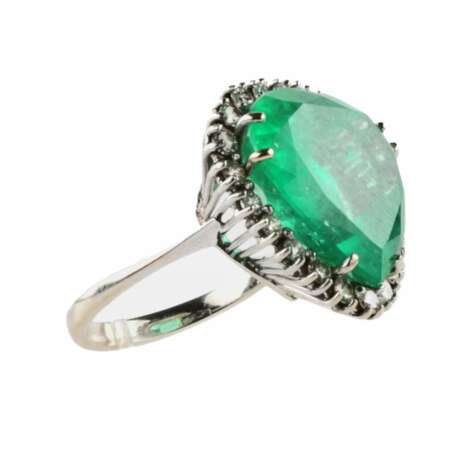 Ring with 18K emerald and diamonds. Gold 20th century - photo 1
