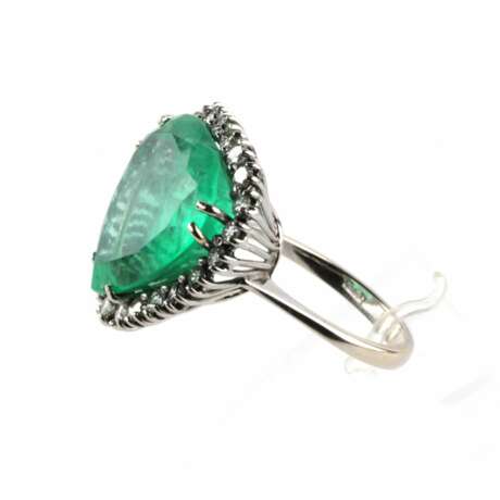 Ring with 18K emerald and diamonds. Gold 20th century - photo 2