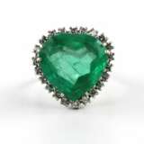 Ring with 18K emerald and diamonds. Gold 20th century - photo 3