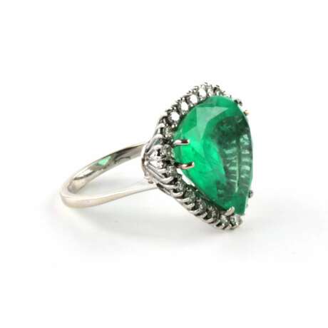 Ring with 18K emerald and diamonds. Gold 20th century - photo 4