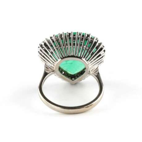 Ring with 18K emerald and diamonds. Gold 20th century - photo 6