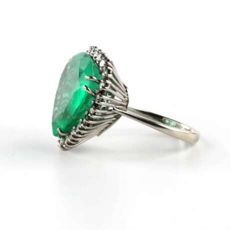 Ring with 18K emerald and diamonds. Gold 20th century - photo 7