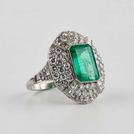 Art Deco cocktail ring with emerald and diamonds. Diamonds 20th century - photo 5