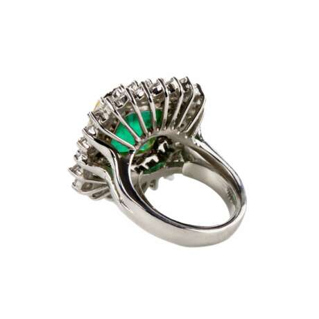 Platinum ring with emerald and diamonds. Diamonds 21th century - photo 3