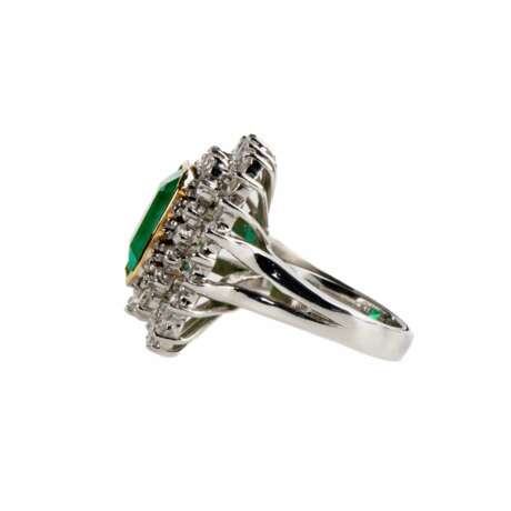 Platinum ring with emerald and diamonds. Diamonds 21th century - photo 5