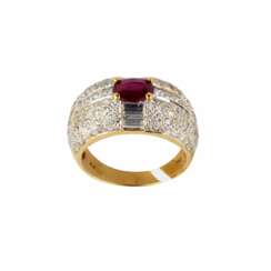 Gold ring with ruby and diamonds. 