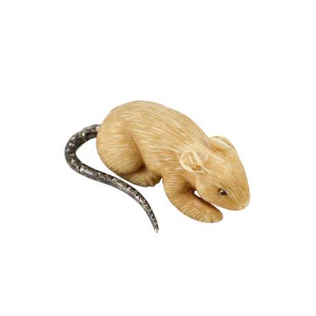 Резная мышка из бивня мамонта с бриллиантовым хвостом. Диаманты 20th century г. - фото 1