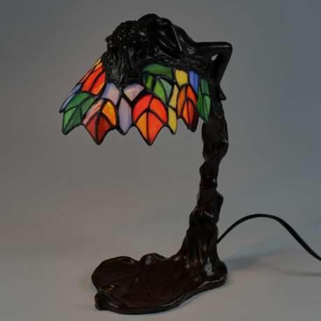 Lampe de table de style Tiffany. Base sur le mod&egrave;le Daphne - EMIL THOMASSON. Bronze glass 20th century - photo 5