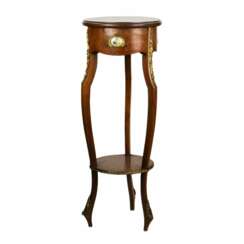 Table console &agrave; medaillons en porcelaine et decor laiton-bronze, troisi&egrave;me style rococo. 