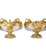 Verre. Paire de vases ronds en verre coule et bronze dore &agrave; motif de cygnes. France 20&egrave;me si&egrave;cle. 
