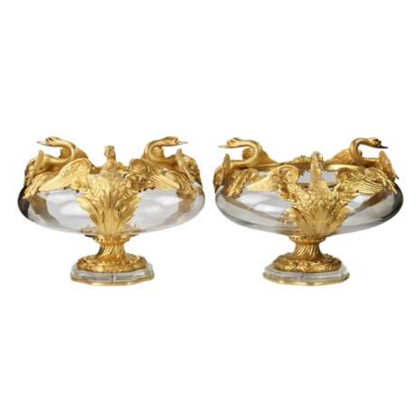Paire de vases ronds en verre coule et bronze dore &agrave; motif de cygnes. France 20&egrave;me si&egrave;cle. Verre 20th century - photo 1