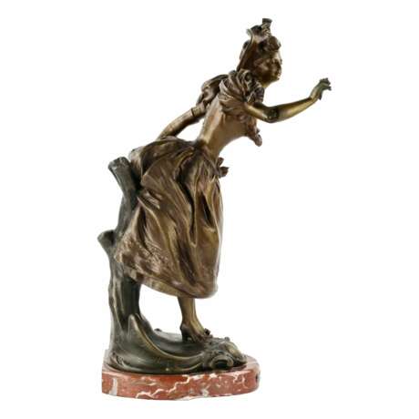 Figurine fran&ccedil;aise en metal bronze sur socle en marbre. Joyeuses vacances. Marbre At the turn of 19th -20th century - photo 3