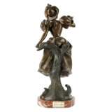Figurine fran&ccedil;aise en metal bronze sur socle en marbre. Joyeuses vacances. Marbre At the turn of 19th -20th century - photo 4