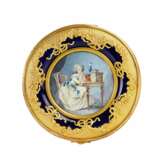 Круглая фарфоровая шкатулка с миниатюрой в стиле Людовика XVI. Позолоченная бронза 19th century г. - фото 2