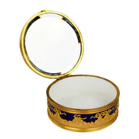 Round porcelain box with a miniature in the style of Louis XVI. Gilded bronze 19th century - photo 6