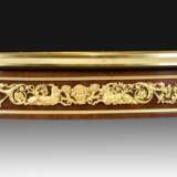 Table basse ovale de style Louis XVI mod&egrave;le Adam Weisweiler. France 19&egrave;me si&egrave;cle Bronze doré 19th century - photo 6