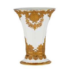 Magnifique vase &agrave; relief dore. Meissen. Tour des 19e et 20e si&egrave;cles. 