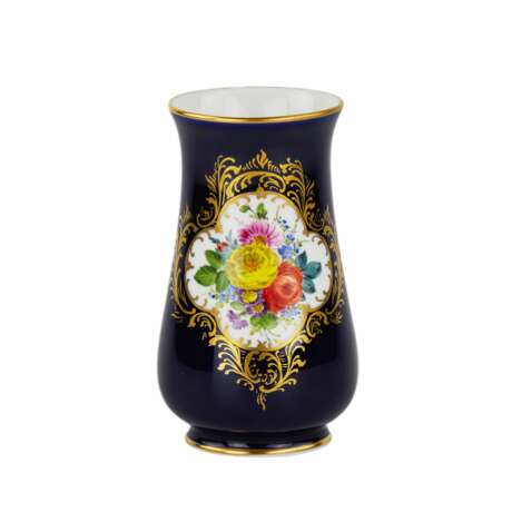 Маленькая ваза Мейсенской фарфоровой мануфактуры. Porcelain Hand Painted Gilding Rococo 20th century г. - фото 1