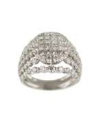 Diamonds. 18k gold ring with diamonds. 