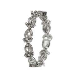 Bracelet en or blanc avec maillons fleurs en diamants. 