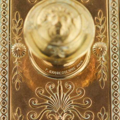 A heavy paperweight made of bronze and wood in the style of Napoleon III by the workshop of F. BARBEDIENNE. Bronze wood Napoleon III 19th century - photo 5