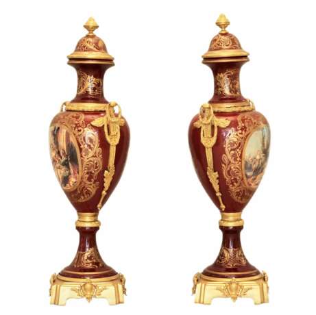 Paire de vases de sol en porcelaine et bronze dor&eacute; de style Louis XVI. France. 1920&egrave;me si&egrave;cle. Bronze and porcelain 19th century - photo 3