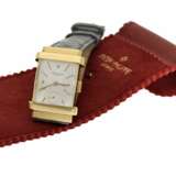 Armbanduhr: sehr seltene Patek Philippe Herrenuhr aus dem Jahr 1944, gesuchte Referenz 1450, sog. "TOP HAT", mit Stammbuchauszug und PP Etui - photo 2