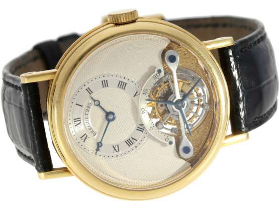 Armbanduhr: außergewöhnliche und sehr hochwertige 18K Gold Herrenarmbanduhr "Breguet Tourbillon Ref.3350 BA 12 286", No.225 E, aus dem Jahr 1993, mit Box & Papieren - photo 2