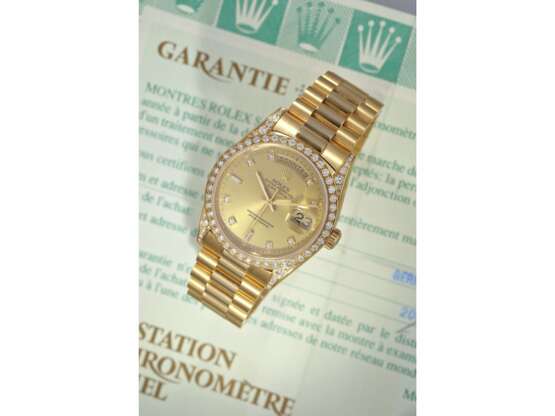 Armbanduhr: sehr luxuriöse 18K Gold Rolex Day-Date Ref. 18388, mit originalem Diamantbesatz, Originalpapieren und Servicebeleg 2015, LC100, aus dem Jahr 1995, Zustand wie NEU! - photo 4
