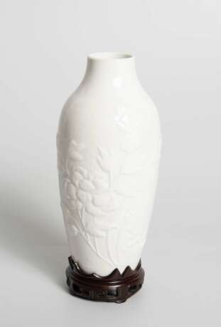 Blanc-de-Chine Vase - photo 2