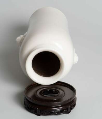 Blanc-de-Chine Vase - photo 6