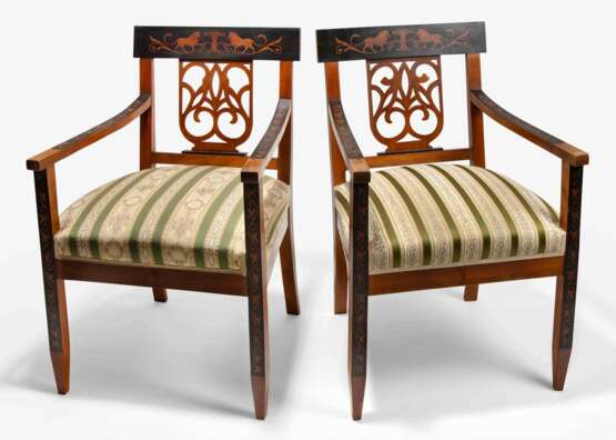 Zwei Armlehnen mit drei Stühlen - photo 1