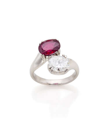 Oval ct. 1.90 ruby and ct. 1.40 circa diamond white gold contrarié ring, g 8.30 circa size 10/50. | | Appended gemmological report CISGEM n. 27042 15/02/2024, Milano - photo 1
