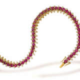 Armband: handgearbeitetes, dekoratives Goldschmiedearmband mit Rubin/Brillant-Besatz, ca. 9,5ct Rubine, 18K Gold - фото 4