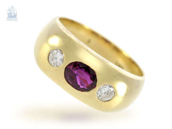 Ring: massiver Goldschmiede- Bandring mit Rubin- und Brillantbesatz - Foto 1