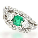 Ring: sehr dekorativer, 18K weißgoldener Smaragd/Brillant-Goldschmiedering - фото 1