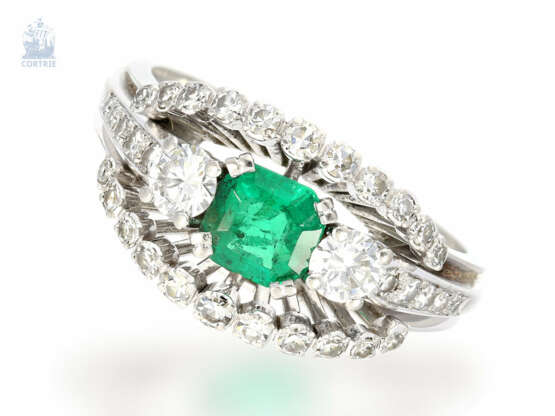 Ring: sehr dekorativer, 18K weißgoldener Smaragd/Brillant-Goldschmiedering - photo 1