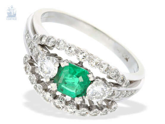 Ring: sehr dekorativer, 18K weißgoldener Smaragd/Brillant-Goldschmiedering - фото 2