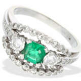 Ring: sehr dekorativer, 18K weißgoldener Smaragd/Brillant-Goldschmiedering - фото 2