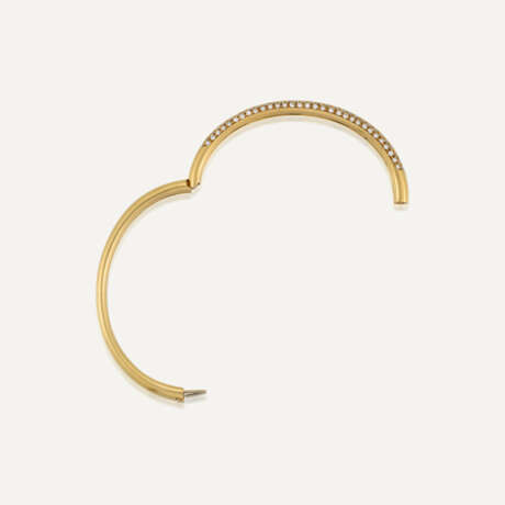 CARTIER DIAMOND BANGLE || TOGETHER WITH A PAIR OF DIAMOND EARRINGS - фото 5